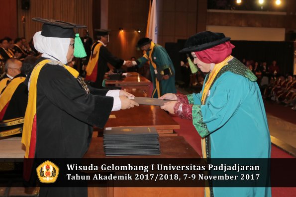 Wisuda Unpad Gel I TA 2017_2018  Fakultas kedokteran oleh dekan 096