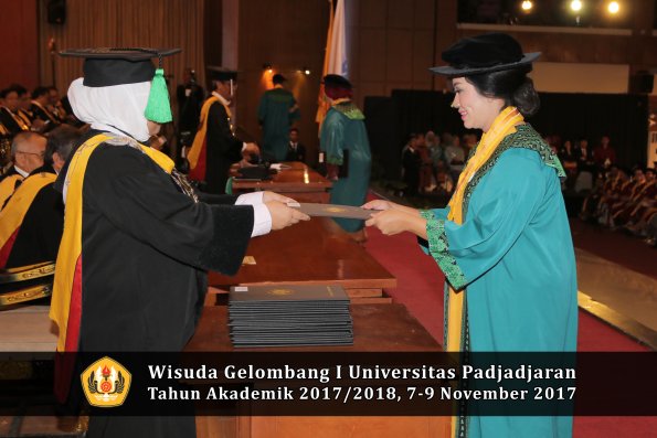Wisuda Unpad Gel I TA 2017_2018  Fakultas kedokteran oleh dekan 097
