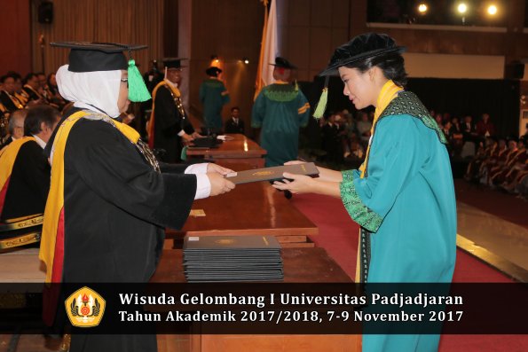 Wisuda Unpad Gel I TA 2017_2018  Fakultas kedokteran oleh dekan 099
