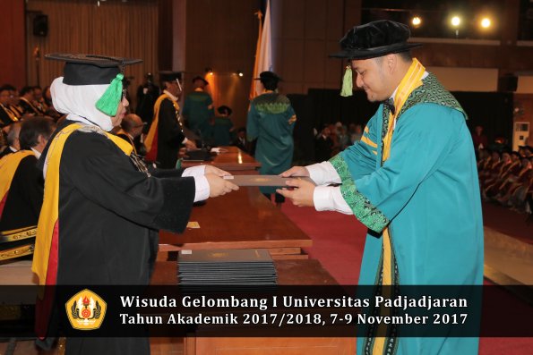 Wisuda Unpad Gel I TA 2017_2018  Fakultas kedokteran oleh dekan 100