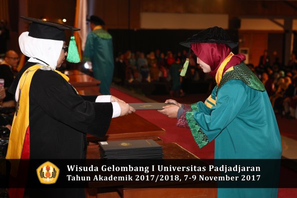 Wisuda Unpad Gel I TA 2017_2018  Fakultas kedokteran oleh dekan 101