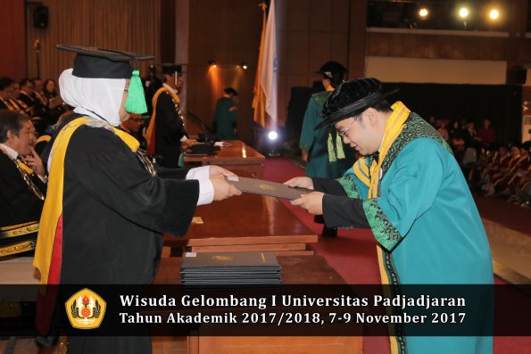 Wisuda Unpad Gel I TA 2017_2018  Fakultas kedokteran oleh dekan 104
