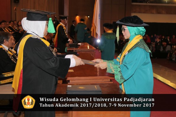 Wisuda Unpad Gel I TA 2017_2018  Fakultas kedokteran oleh dekan 110
