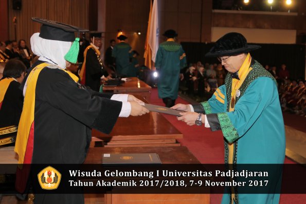 Wisuda Unpad Gel I TA 2017_2018  Fakultas kedokteran oleh dekan 114