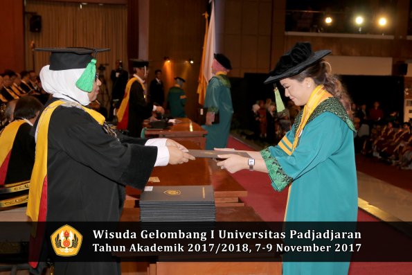 Wisuda Unpad Gel I TA 2017_2018  Fakultas kedokteran oleh dekan 124