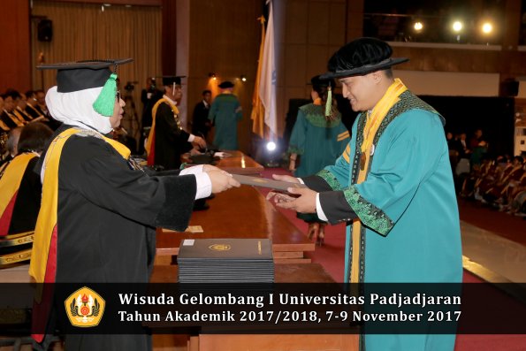 Wisuda Unpad Gel I TA 2017_2018  Fakultas kedokteran oleh dekan 125