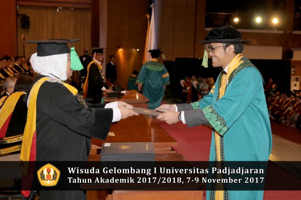 Wisuda Unpad Gel I TA 2017_2018  Fakultas kedokteran oleh dekan 128