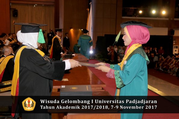 Wisuda Unpad Gel I TA 2017_2018  Fakultas kedokteran oleh dekan 129