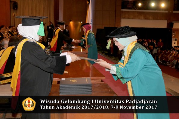 Wisuda Unpad Gel I TA 2017_2018  Fakultas kedokteran oleh dekan 130