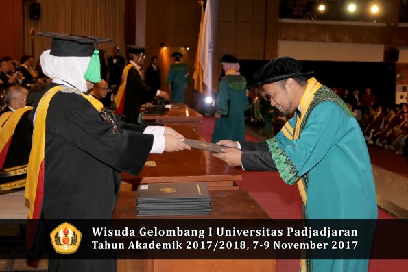 Wisuda Unpad Gel I TA 2017_2018  Fakultas kedokteran oleh dekan 135