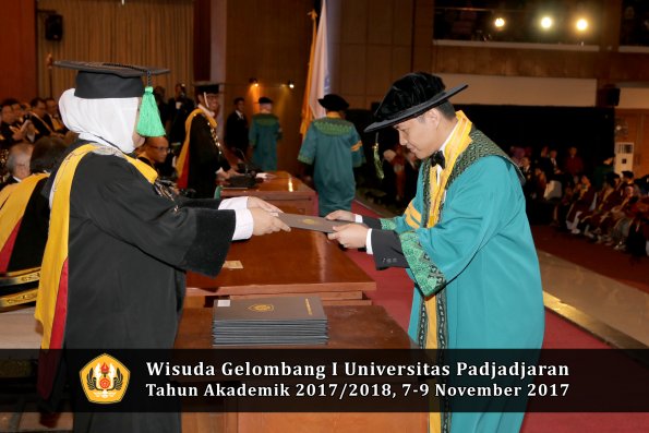 Wisuda Unpad Gel I TA 2017_2018  Fakultas kedokteran oleh dekan 136