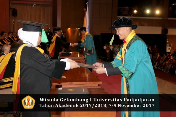 Wisuda Unpad Gel I TA 2017_2018  Fakultas kedokteran oleh dekan 139