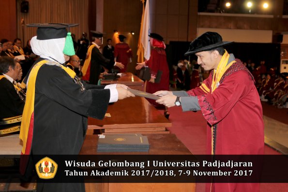 Wisuda Unpad Gel I TA 2017_2018  Fakultas kedokteran oleh dekan 175