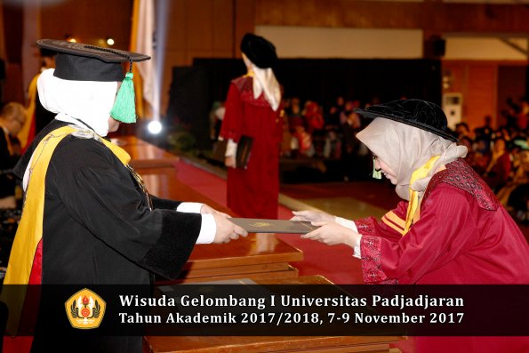 Wisuda Unpad Gel I TA 2017_2018  Fakultas kedokteran oleh dekan 180