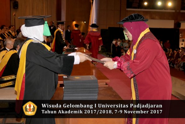 Wisuda Unpad Gel I TA 2017_2018  Fakultas kedokteran oleh dekan 220