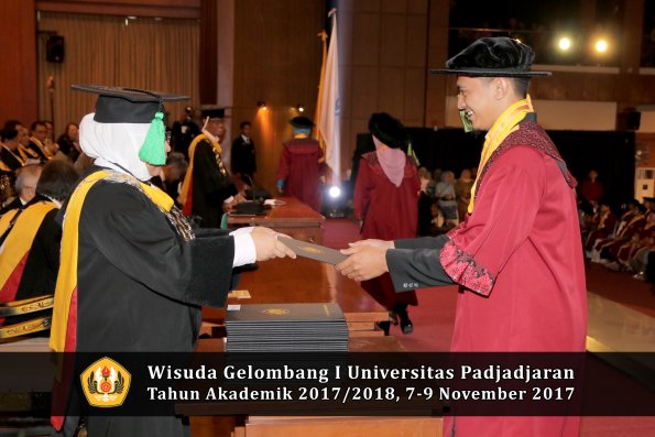 Wisuda Unpad Gel I TA 2017_2018  Fakultas kedokteran oleh dekan 223