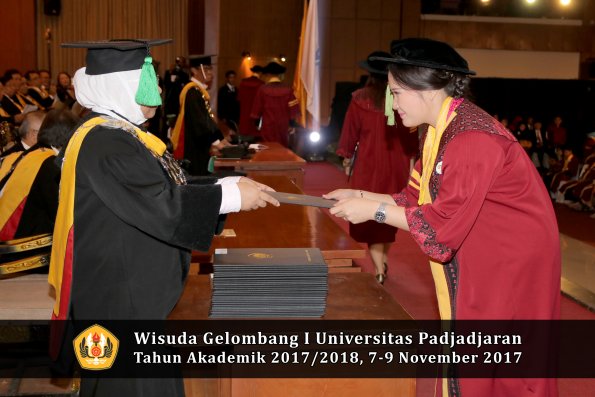 Wisuda Unpad Gel I TA 2017_2018  Fakultas kedokteran oleh dekan 226