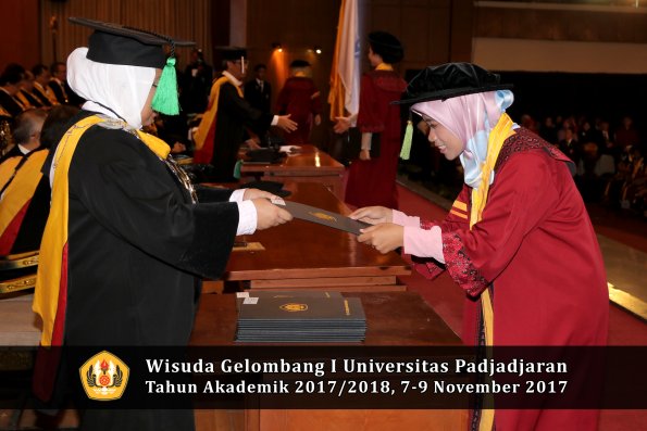 Wisuda Unpad Gel I TA 2017_2018  Fakultas kedokteran oleh dekan 242