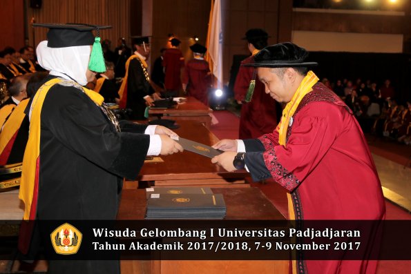 Wisuda Unpad Gel I TA 2017_2018  Fakultas kedokteran oleh dekan 244