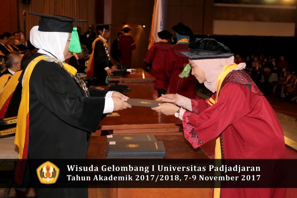 Wisuda Unpad Gel I TA 2017_2018  Fakultas kedokteran oleh dekan 246