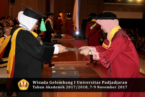 Wisuda Unpad Gel I TA 2017_2018  Fakultas kedokteran oleh dekan 249
