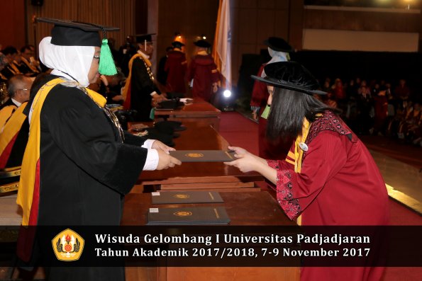 Wisuda Unpad Gel I TA 2017_2018  Fakultas kedokteran oleh dekan 251