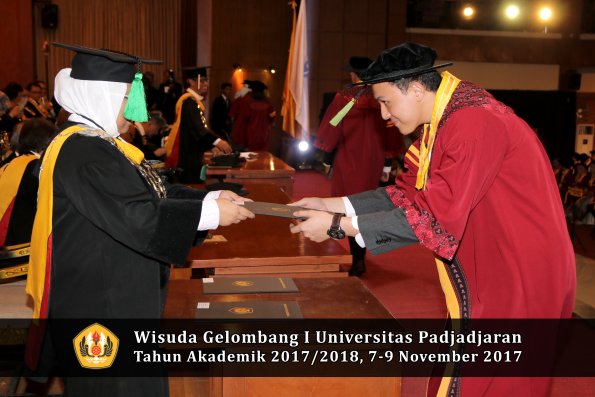 Wisuda Unpad Gel I TA 2017_2018  Fakultas kedokteran oleh dekan 253