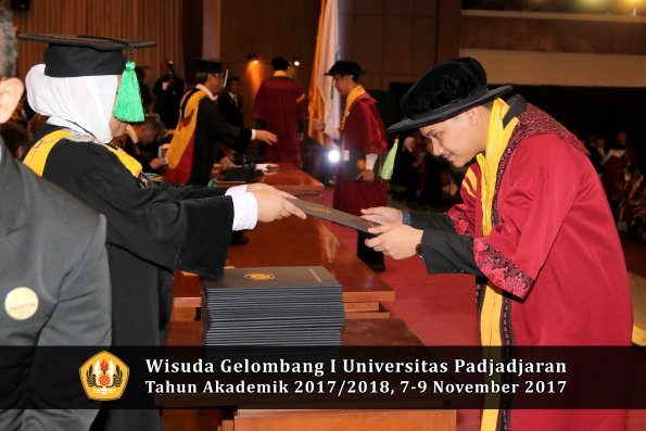 Wisuda Unpad Gel I TA 2017_2018  Fakultas kedokteran oleh dekan 255