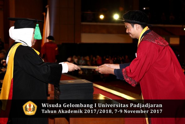 Wisuda Unpad Gel I TA 2017_2018  Fakultas kedokteran oleh dekan 256
