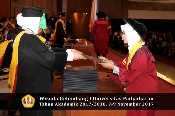 Wisuda Unpad Gel I TA 2017_2018  Fakultas kedokteran oleh dekan 257