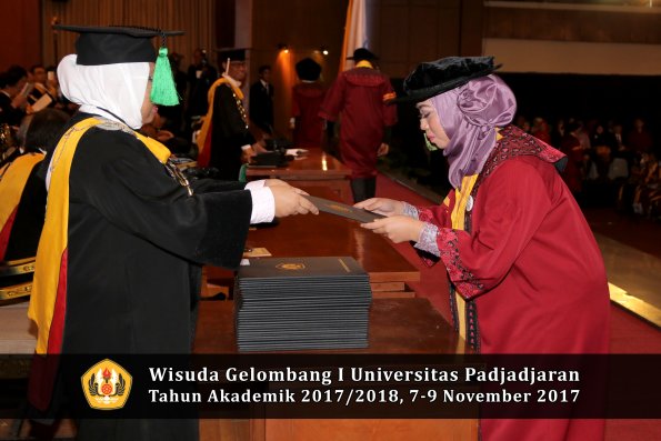 Wisuda Unpad Gel I TA 2017_2018  Fakultas kedokteran oleh dekan 259