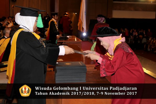 Wisuda Unpad Gel I TA 2017_2018  Fakultas kedokteran oleh dekan 260
