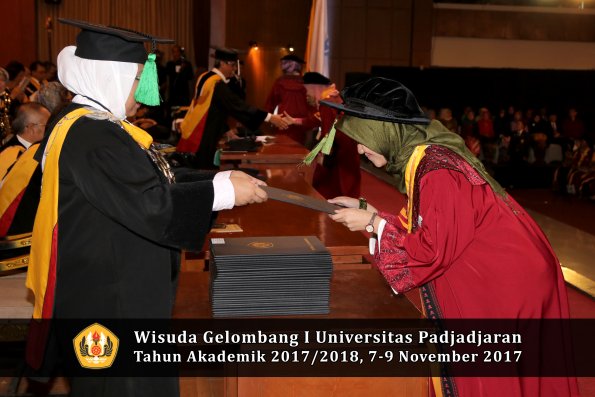 Wisuda Unpad Gel I TA 2017_2018  Fakultas kedokteran oleh dekan 261