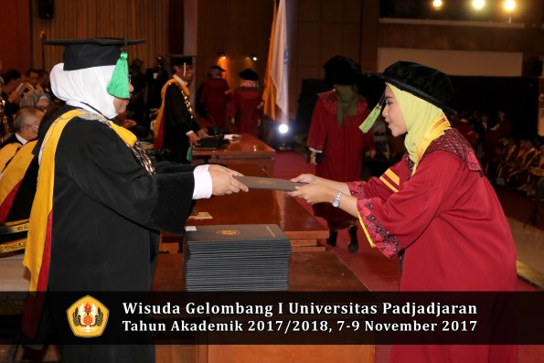 Wisuda Unpad Gel I TA 2017_2018  Fakultas kedokteran oleh dekan 262