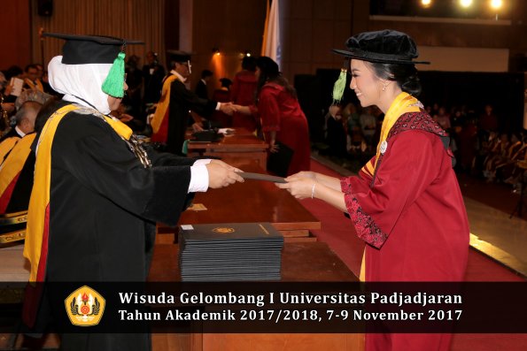 Wisuda Unpad Gel I TA 2017_2018  Fakultas kedokteran oleh dekan 266