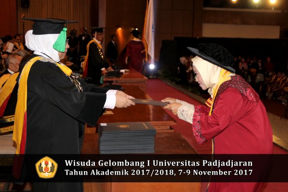 Wisuda Unpad Gel I TA 2017_2018  Fakultas kedokteran oleh dekan 267