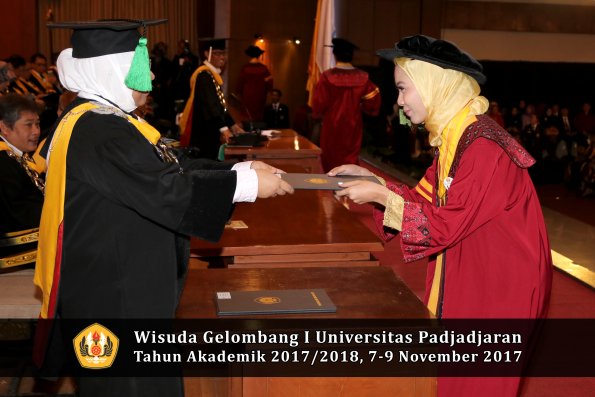 Wisuda Unpad Gel I TA 2017_2018  Fakultas kedokteran oleh dekan 287