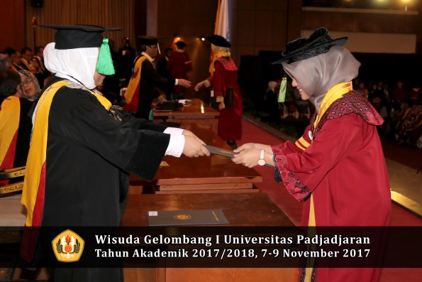 Wisuda Unpad Gel I TA 2017_2018  Fakultas kedokteran oleh dekan 288