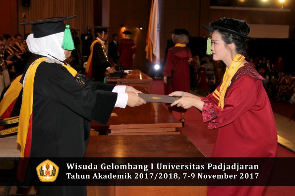 Wisuda Unpad Gel I TA 2017_2018  Fakultas kedokteran oleh dekan 289