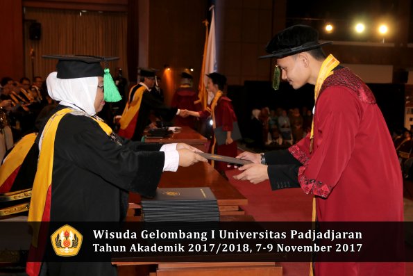 Wisuda Unpad Gel I TA 2017_2018  Fakultas kedokteran oleh dekan 290