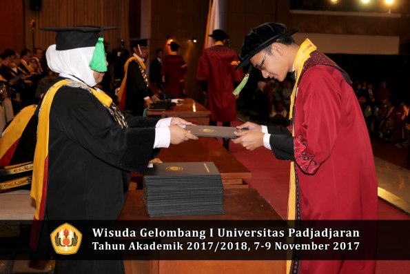 Wisuda Unpad Gel I TA 2017_2018  Fakultas kedokteran oleh dekan 291
