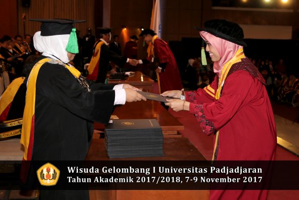 Wisuda Unpad Gel I TA 2017_2018  Fakultas kedokteran oleh dekan 292