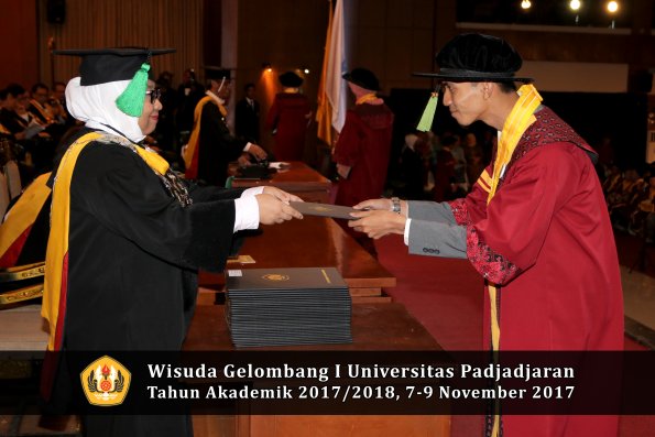 Wisuda Unpad Gel I TA 2017_2018  Fakultas kedokteran oleh dekan 294