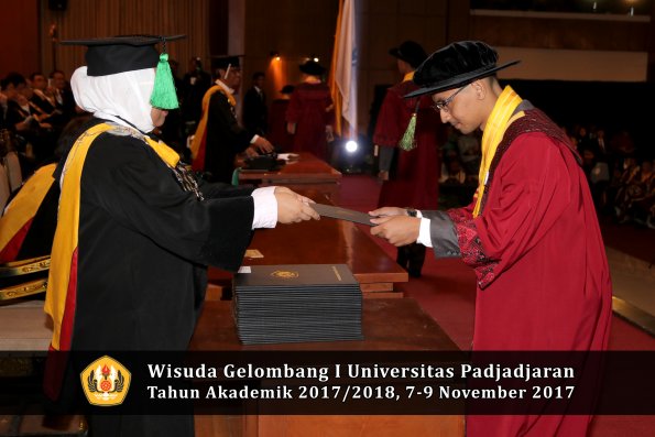Wisuda Unpad Gel I TA 2017_2018  Fakultas kedokteran oleh dekan 295