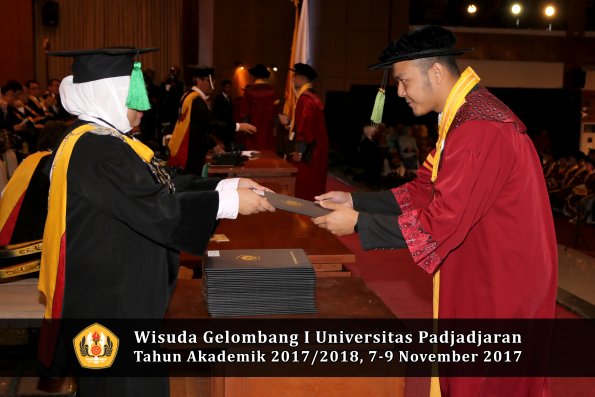 Wisuda Unpad Gel I TA 2017_2018  Fakultas kedokteran oleh dekan 296