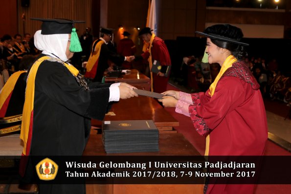Wisuda Unpad Gel I TA 2017_2018  Fakultas kedokteran oleh dekan 297