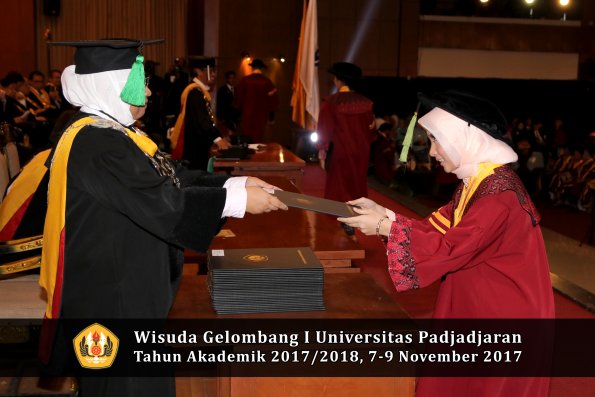 Wisuda Unpad Gel I TA 2017_2018  Fakultas kedokteran oleh dekan 298