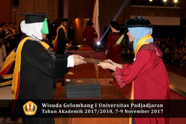 Wisuda Unpad Gel I TA 2017_2018  Fakultas kedokteran oleh dekan 299