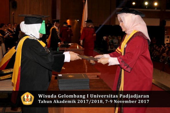 Wisuda Unpad Gel I TA 2017_2018  Fakultas kedokteran oleh dekan 301