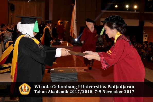 Wisuda Unpad Gel I TA 2017_2018  Fakultas kedokteran oleh dekan 302